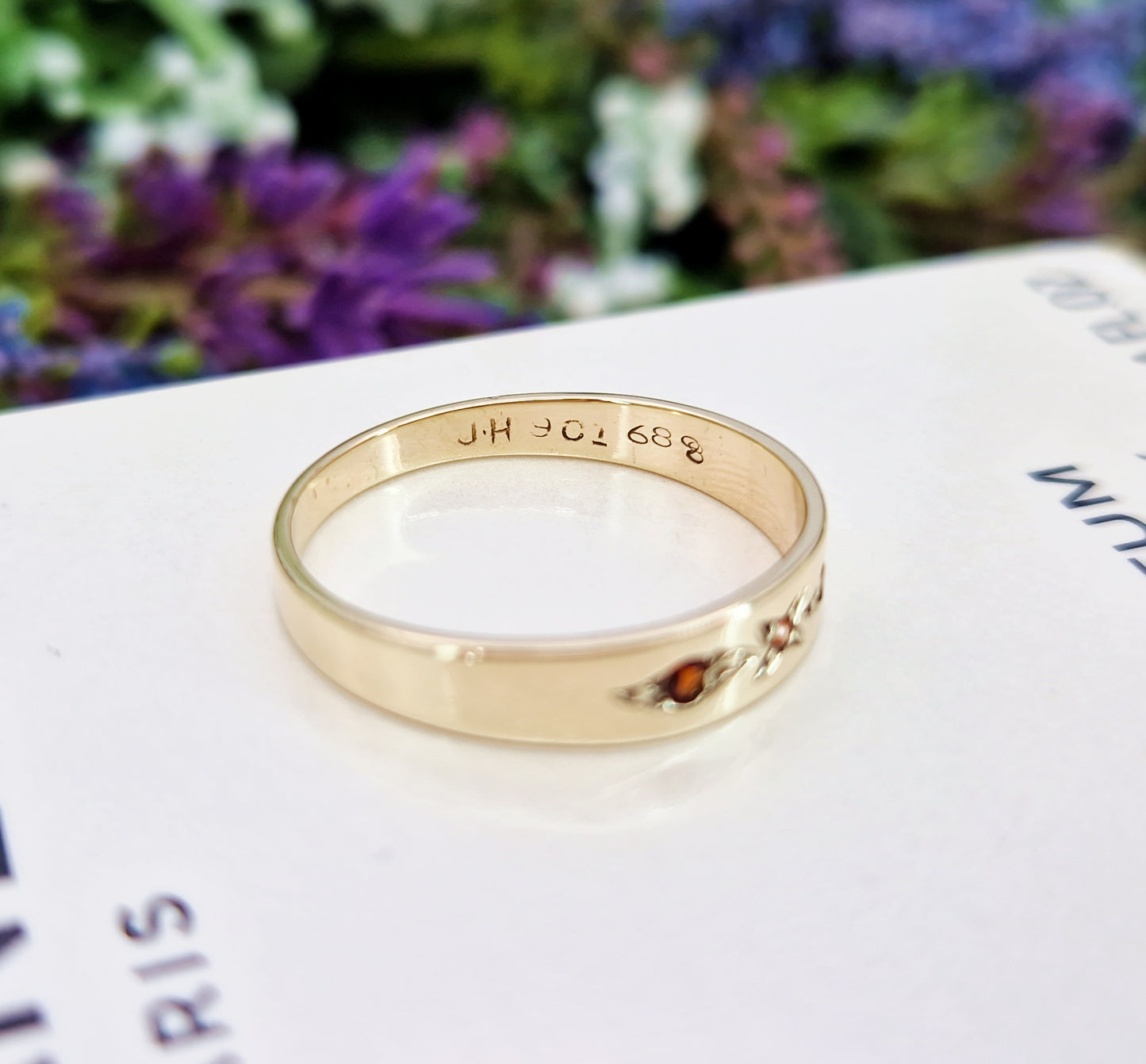 Vintage 1930s 9ct Yellow Gold Garnet Trilogy Band Ring / Size P 1/2 or 8.25