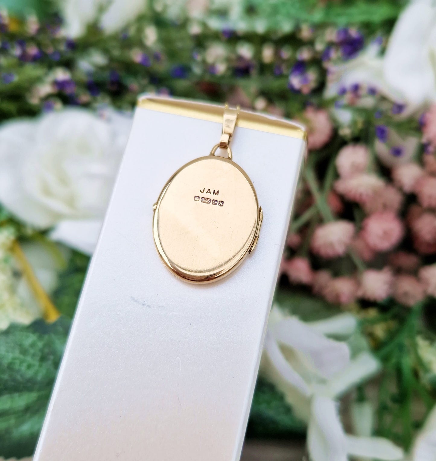 Vintage 1982 9ct Yellow Gold Ornate Engraved Oval Flower Locket Pendant Necklace