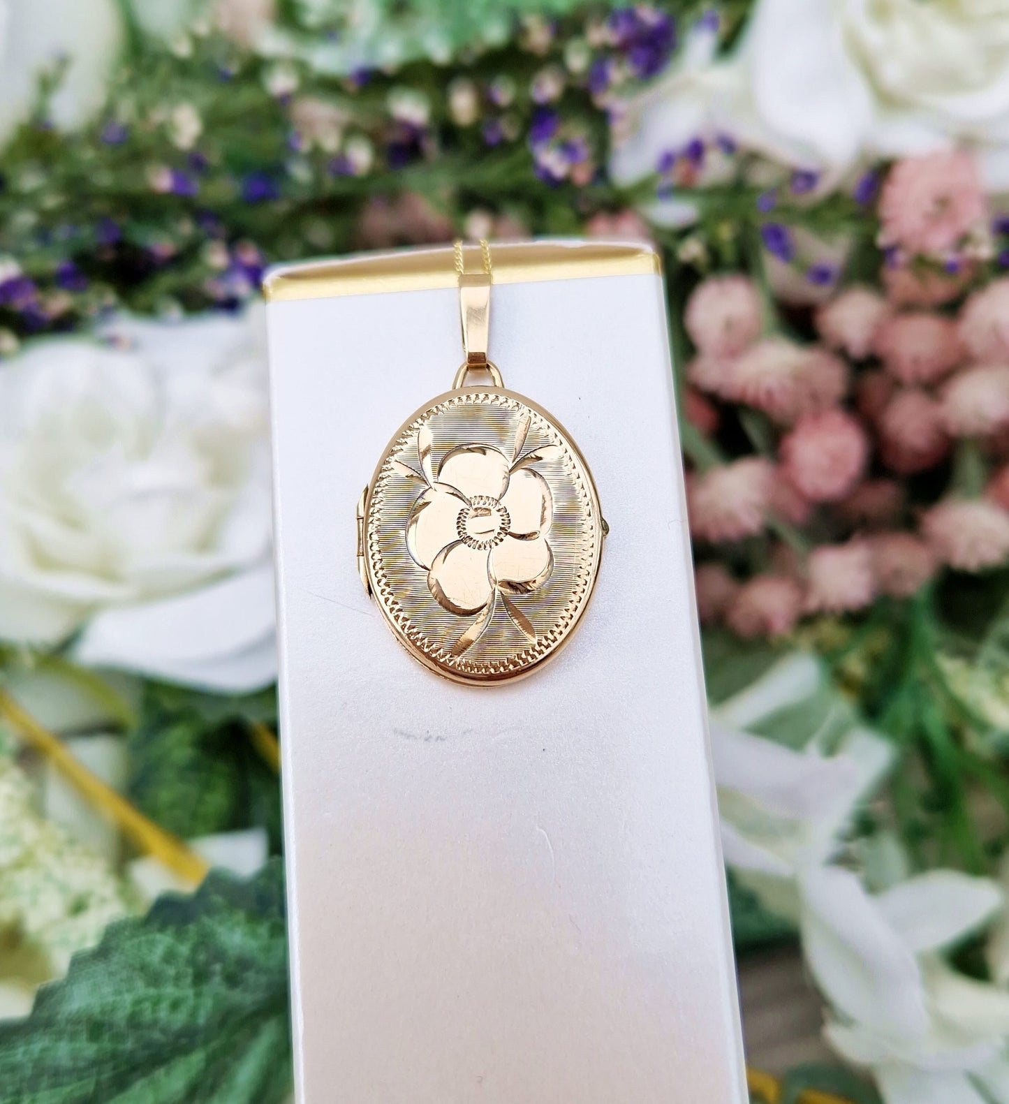 Vintage 1982 9ct Yellow Gold Ornate Engraved Oval Flower Locket Pendant Necklace