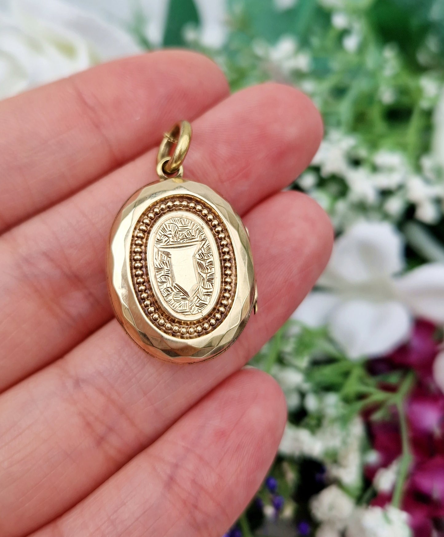 Antique Victorian 9ct Gold Ornate Engraved Shield Oval Shaped Locket Pendant