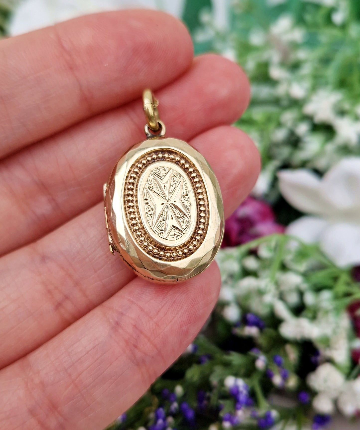 Antique Victorian 9ct Gold Ornate Engraved Shield Oval Shaped Locket Pendant