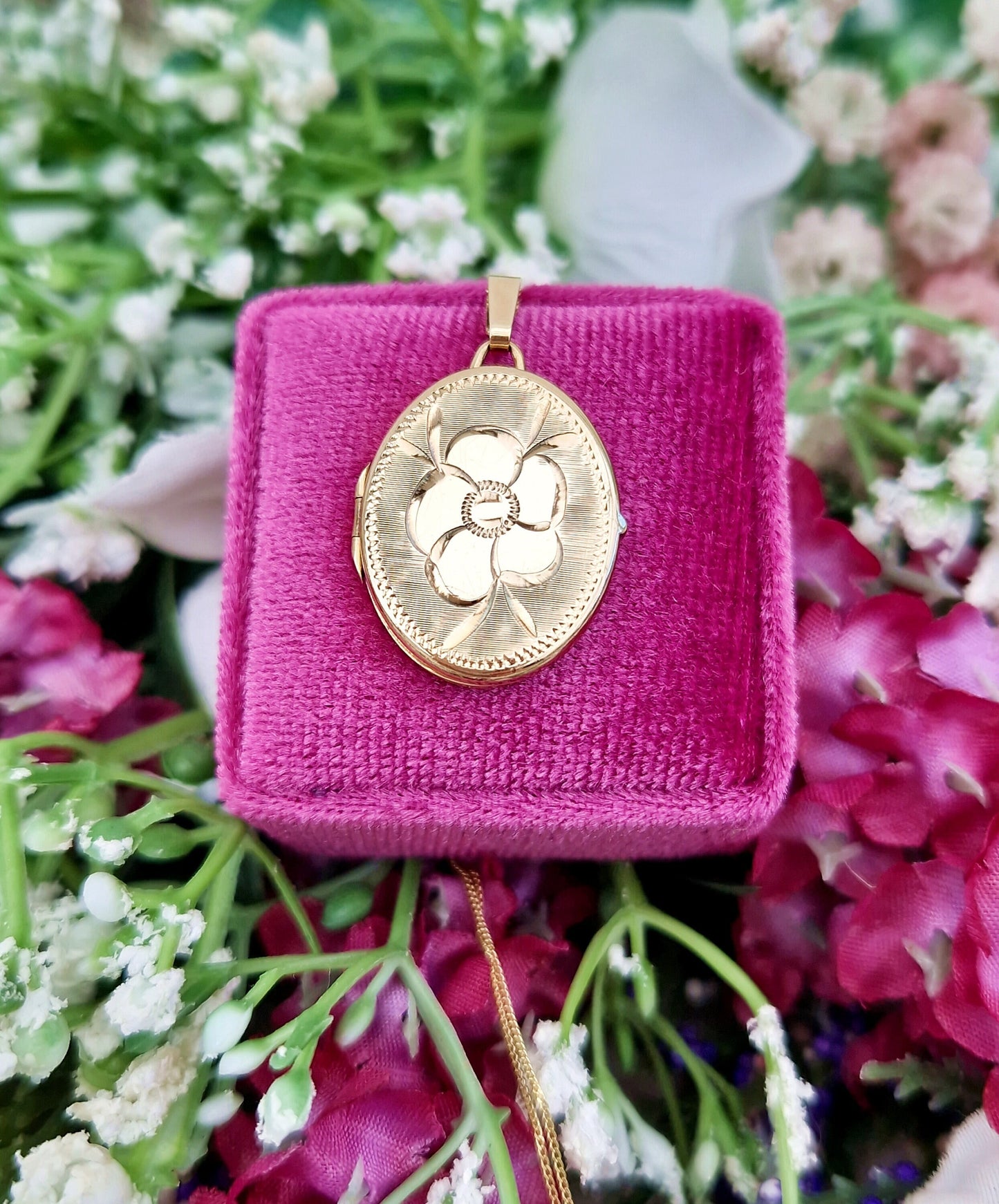 Vintage 1982 9ct Yellow Gold Ornate Engraved Oval Flower Locket Pendant Necklace