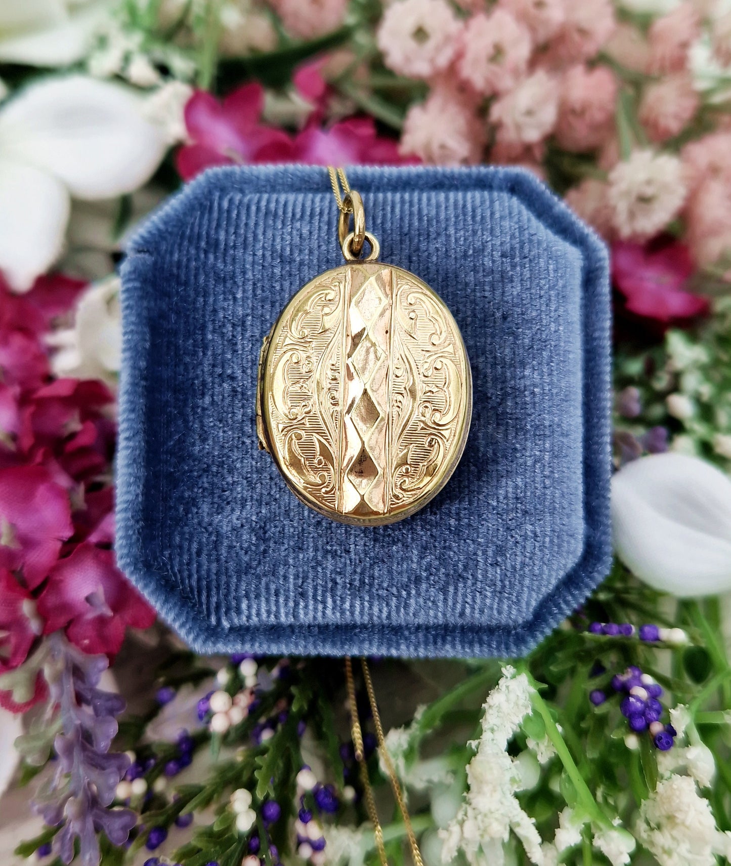 Antique Victorian Gold Tone Ornate Decorative Oval Locket Pendant Necklace