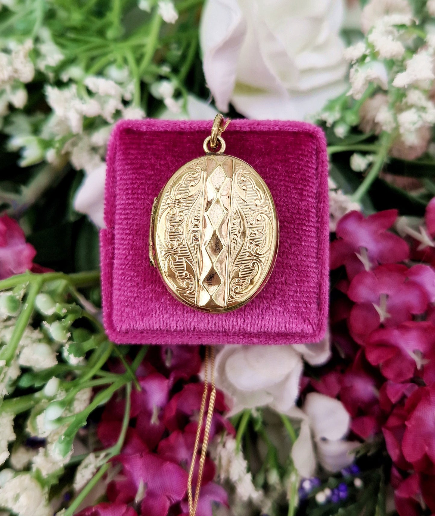 Antique Victorian Gold Tone Ornate Decorative Oval Locket Pendant Necklace