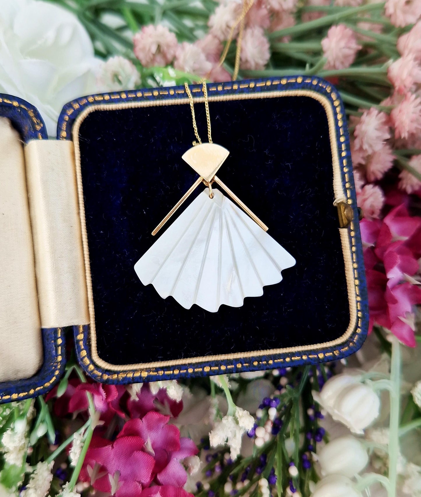 Vintage Art Deco Style 9ct Yellow Gold Mother of Pearl Fan Shaped Pendant Necklace