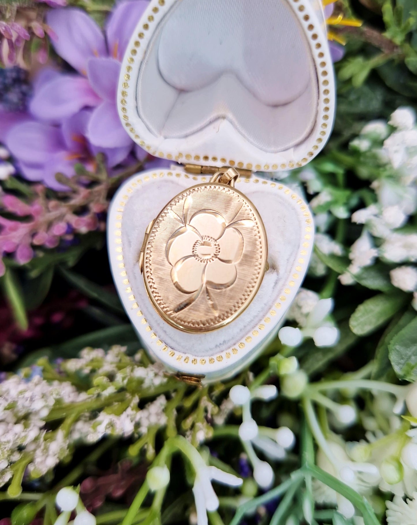 Vintage 1982 9ct Yellow Gold Ornate Engraved Oval Flower Locket Pendant Necklace