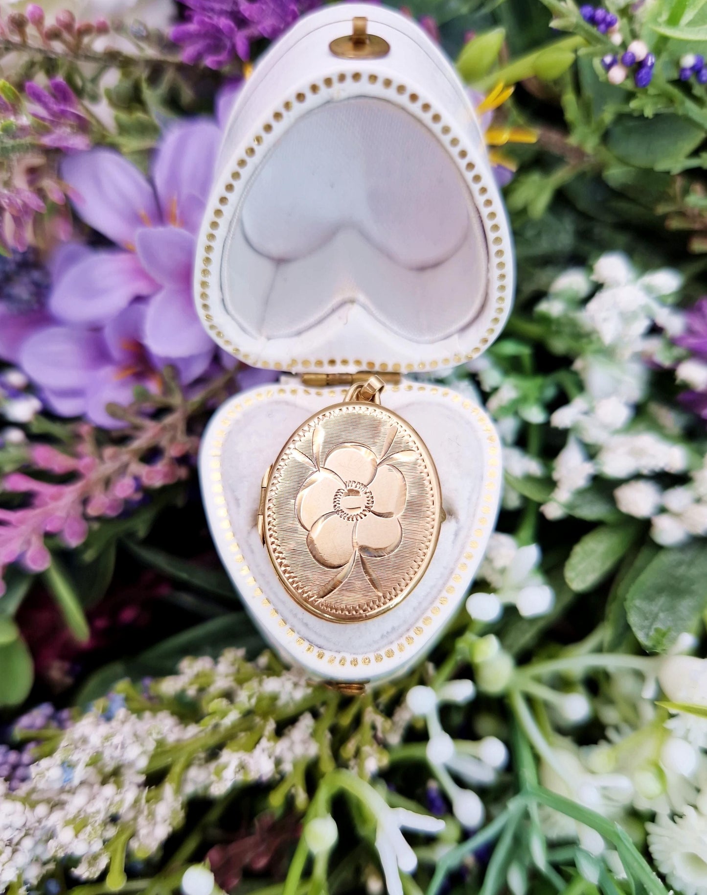 Vintage 1982 9ct Yellow Gold Ornate Engraved Oval Flower Locket Pendant Necklace
