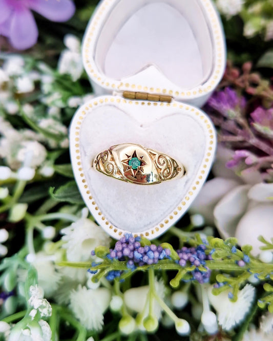 Vintage 9ct Yellow Gold Ornate Victorian Style Green Emerald Ring / Size O 1/2 or 7.75