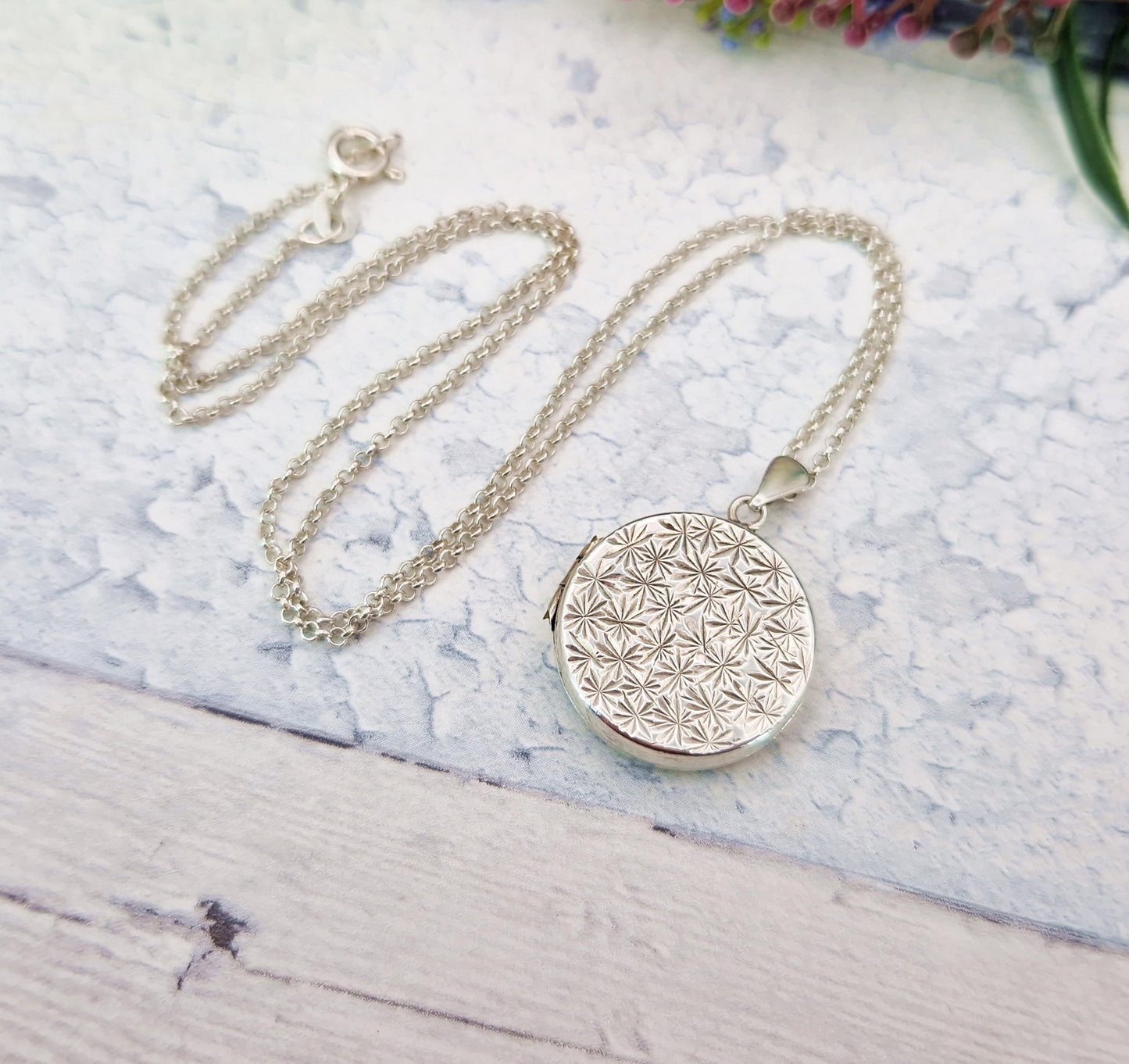 Vintage 1976 Sterling Silver Engraved Twinkling Star Round Locket Pendant Necklace