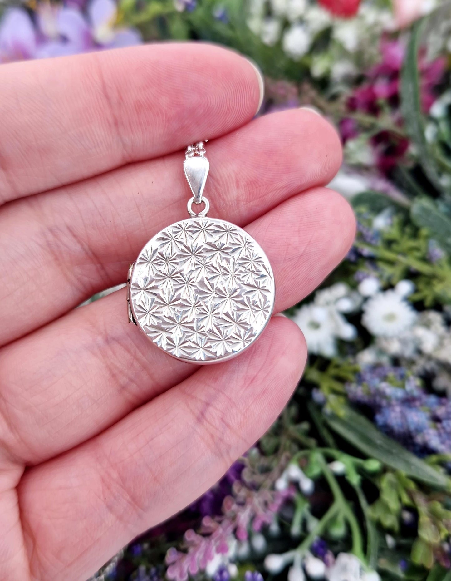 Vintage 1976 Sterling Silver Engraved Twinkling Star Round Locket Pendant Necklace