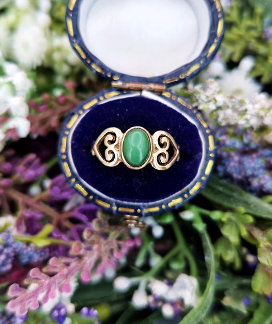 Vintage 9ct Yellow Gold Ornate Green Turquoise Cabochon Solitaire Heart Ring / Size P 1/2 or 8.25