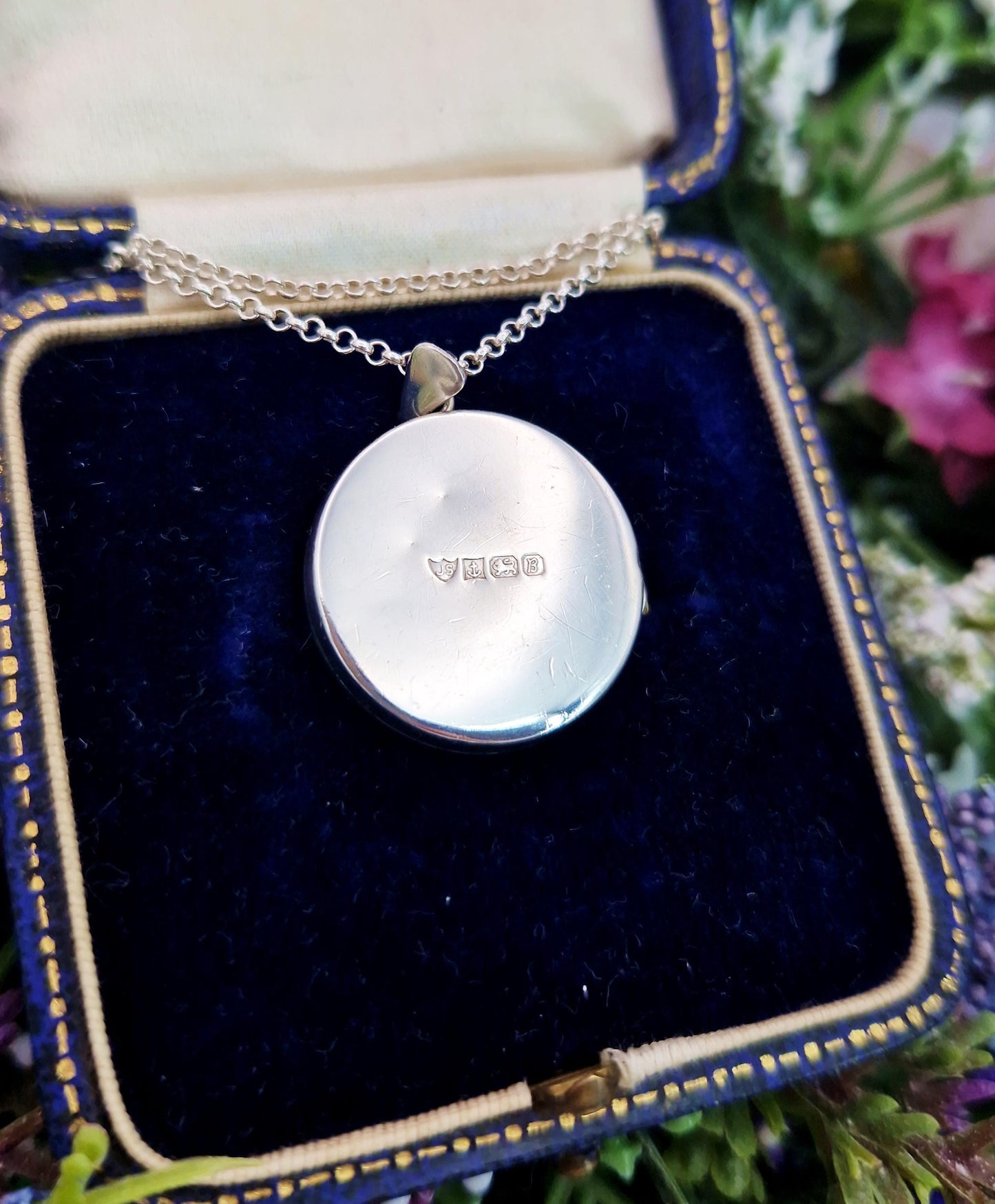 Vintage 1976 Sterling Silver Engraved Twinkling Star Round Locket Pendant Necklace