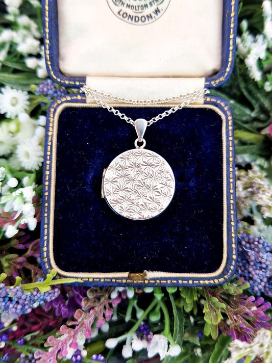 Vintage 1976 Sterling Silver Engraved Twinkling Star Round Locket Pendant Necklace