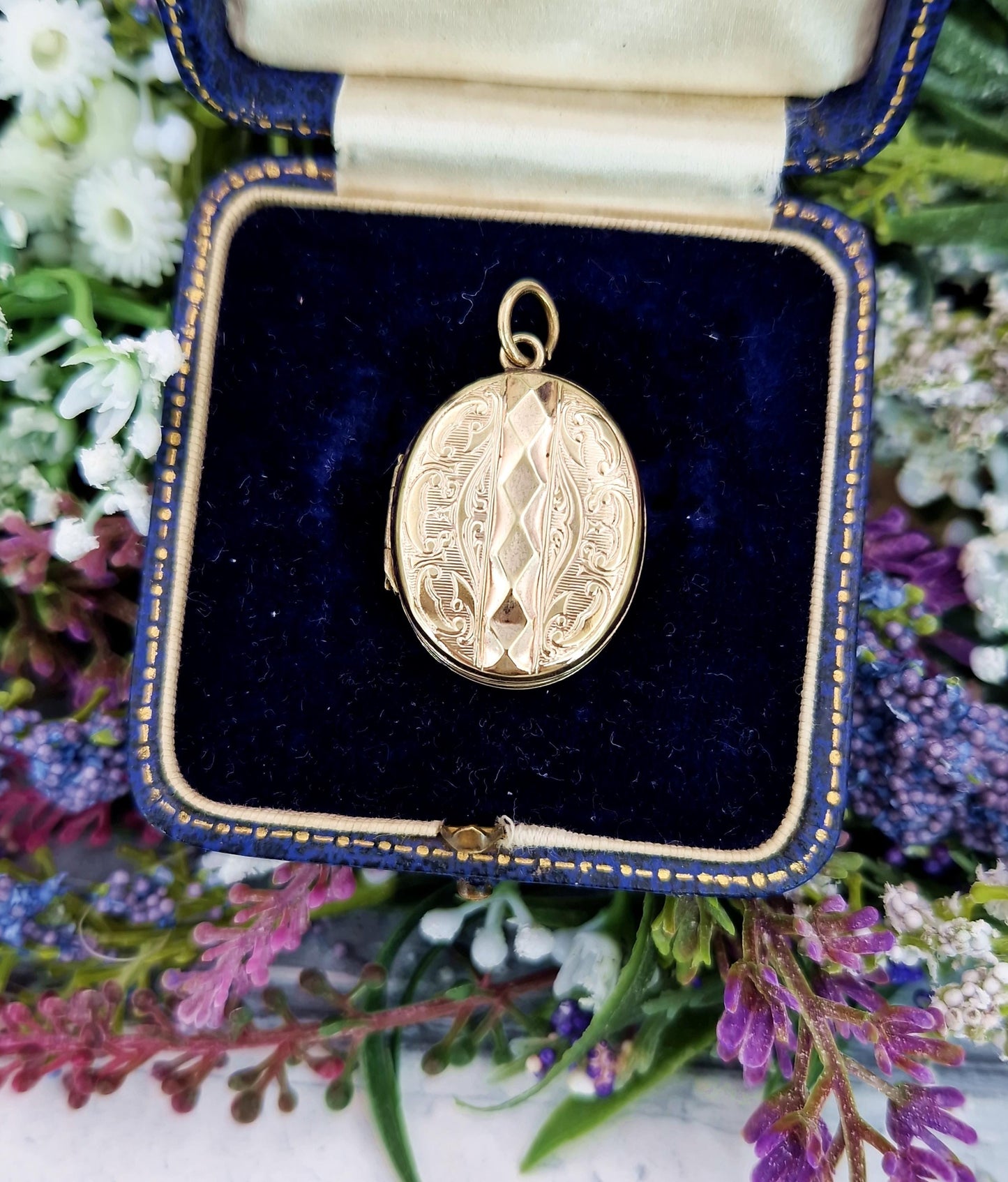 Antique Victorian Gold Tone Ornate Decorative Oval Locket Pendant Necklace