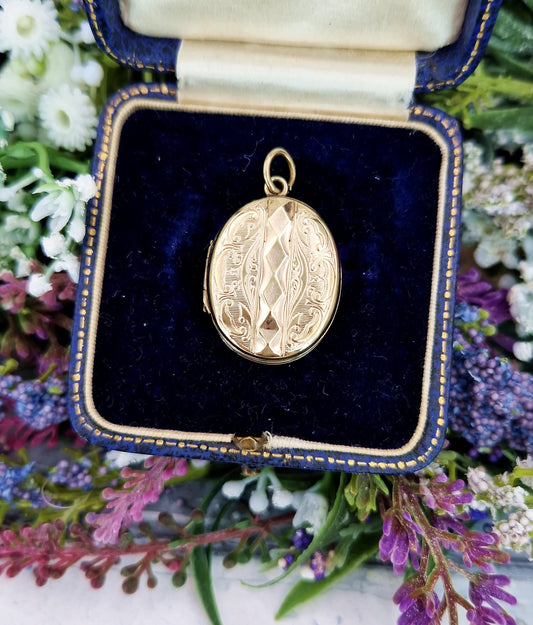 Antique Victorian Gold Tone Ornate Decorative Oval Locket Pendant Necklace