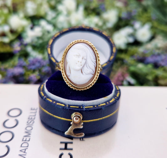 Vintage 1977 9ct Yellow Gold Natural Coloured White Lady Cameo Ring / Size L 1/2 or 6.25