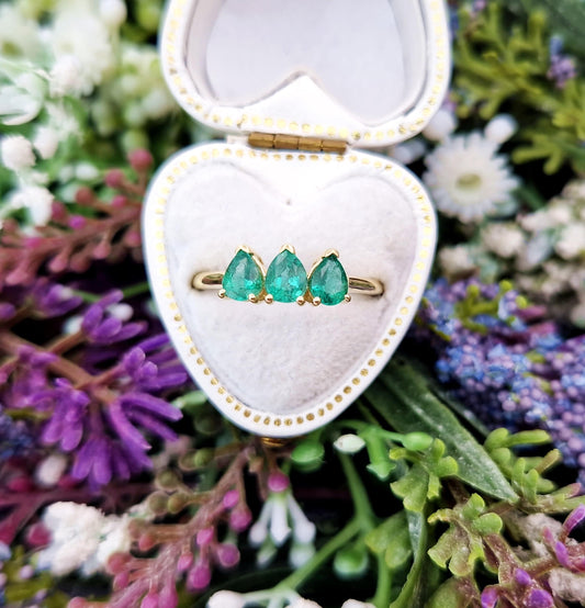 Vintage 9ct Yellow Gold Teardrop Pear Cut Emerald Trilogy Ring / Size N 1/2 or 7.25