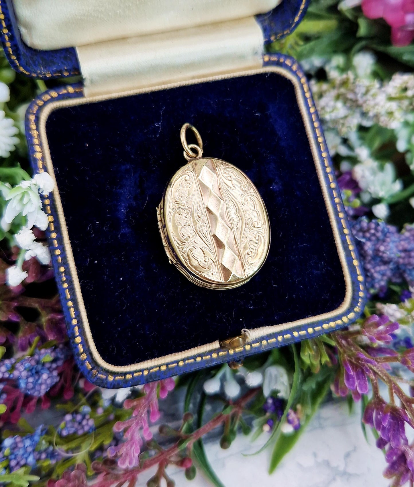Antique Victorian Gold Tone Ornate Decorative Oval Locket Pendant Necklace