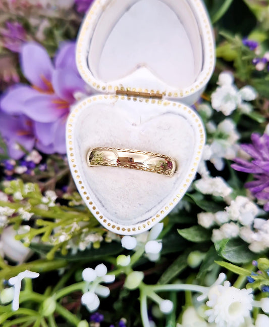 Vintage 1983 9ct Yellow Gold Engraved Edge Plain Wedding Band Ring / Size N or 7