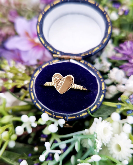 Vintage 1985 9ct Yellow Gold Dainty Slim Love Heart Signet Ring / Size N 1/2 or 7.25