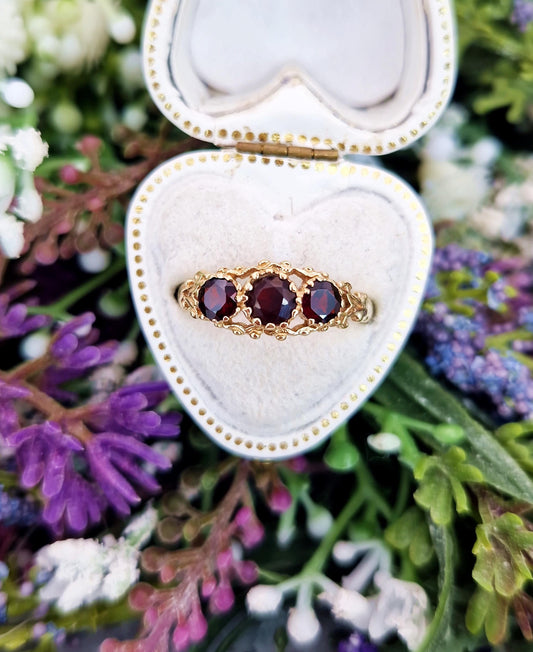 Vintage 9ct Yellow Gold Ornate Garnet Gemstone Trilogy Ring / Size N or 7