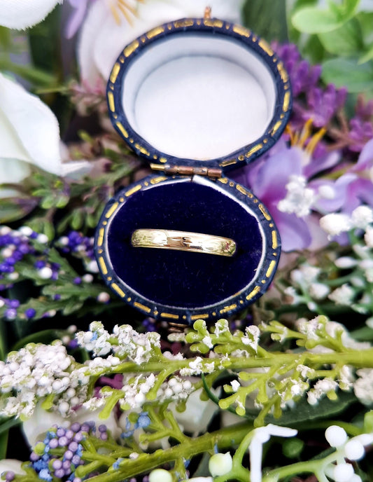 Vintage 1984 Hallmarked 9ct Yellow Gold Lightly Engraved Wedding Band Ring / Size O or 7.5