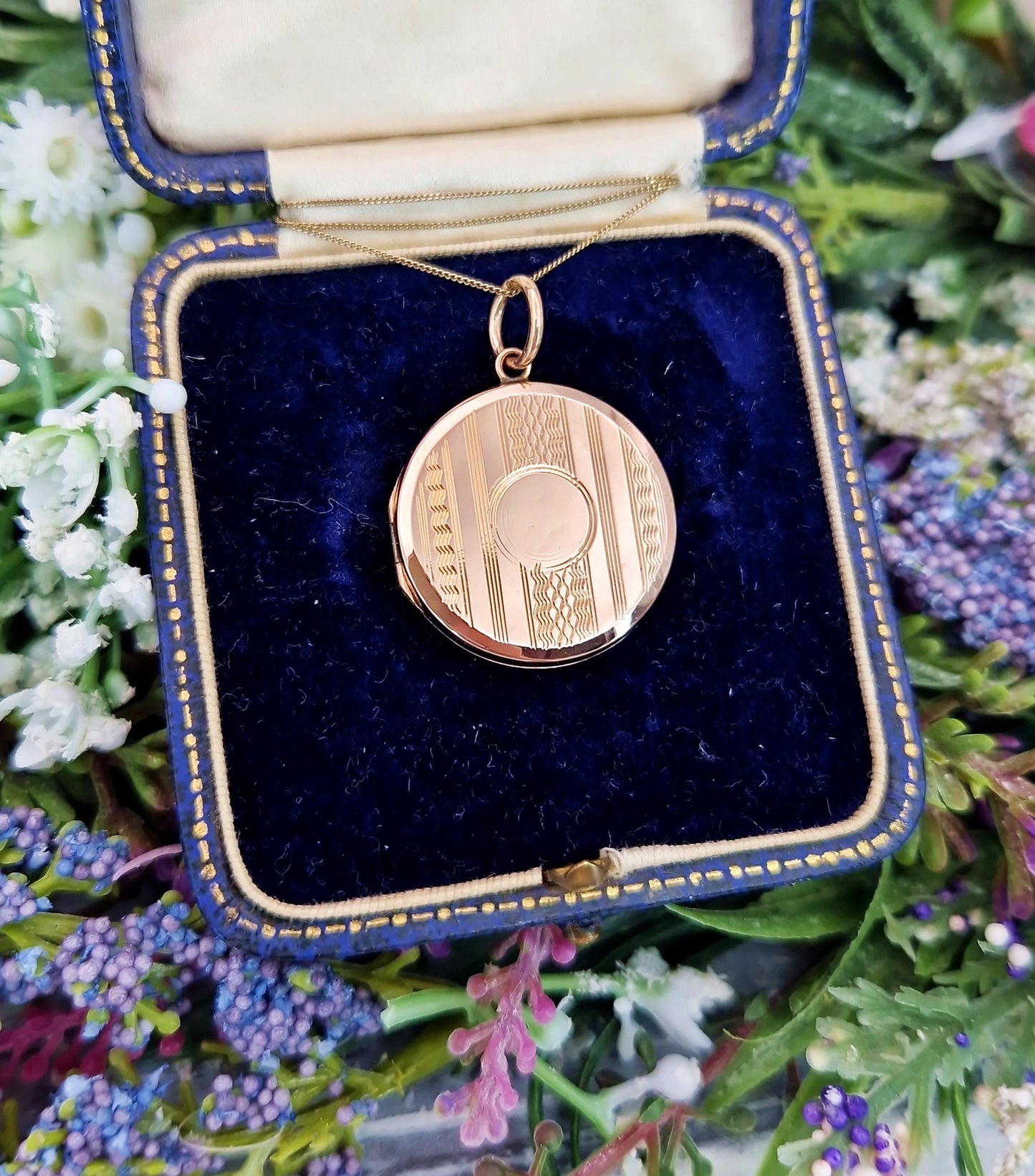 Antique Art Deco 9ct Gold Ornate Engraved Circular Locket Pendant Necklace