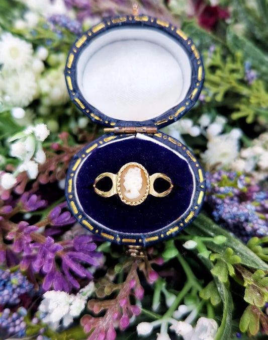 Vintage 1983 9ct Yellow Gold Classic and Fine Carved Cameo Lady Ring / Size N or 7