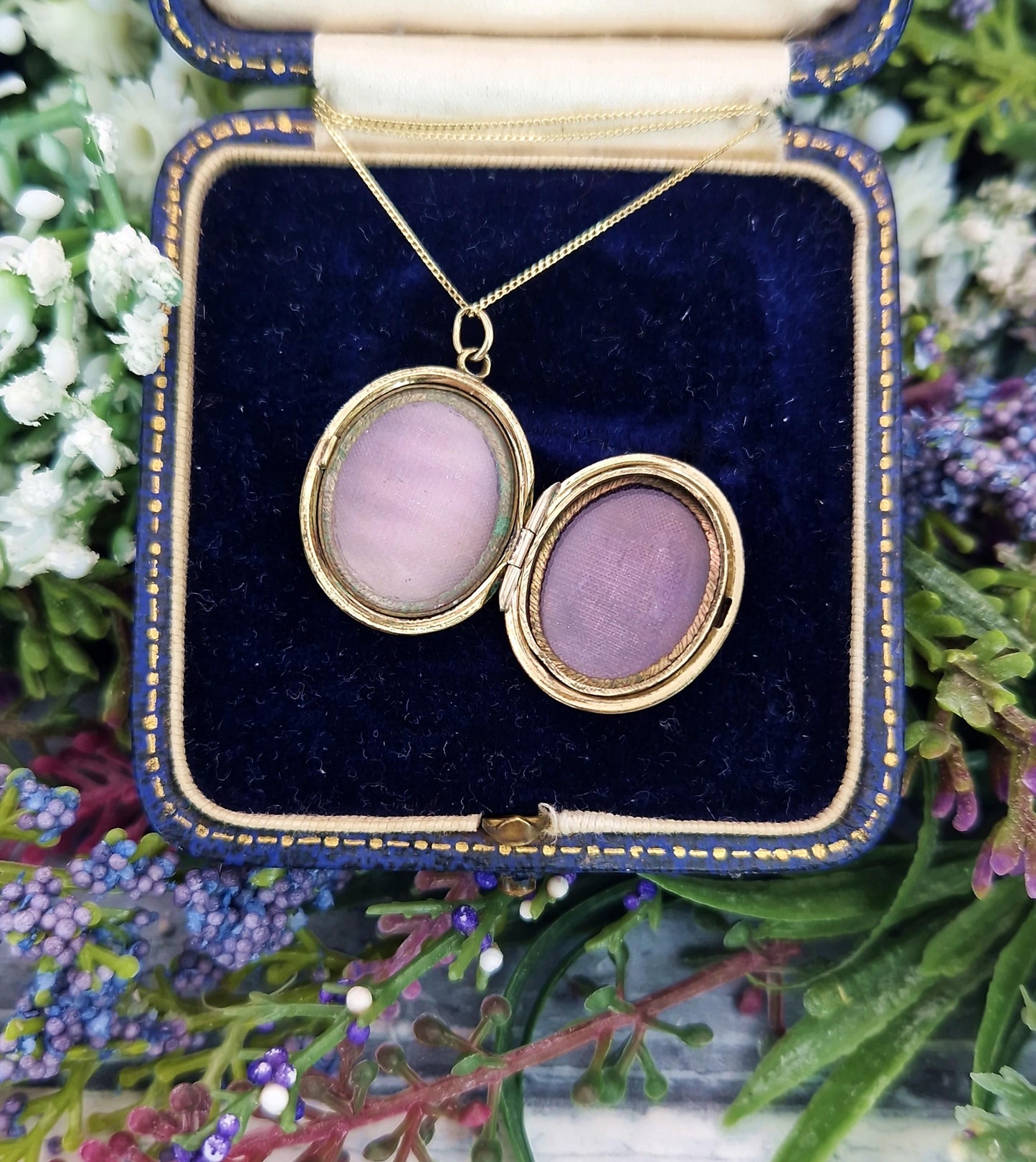 Antique Victorian 9ct Gold Ornate Engraved Ivy Leaf Oval Shaped Locket Pendant