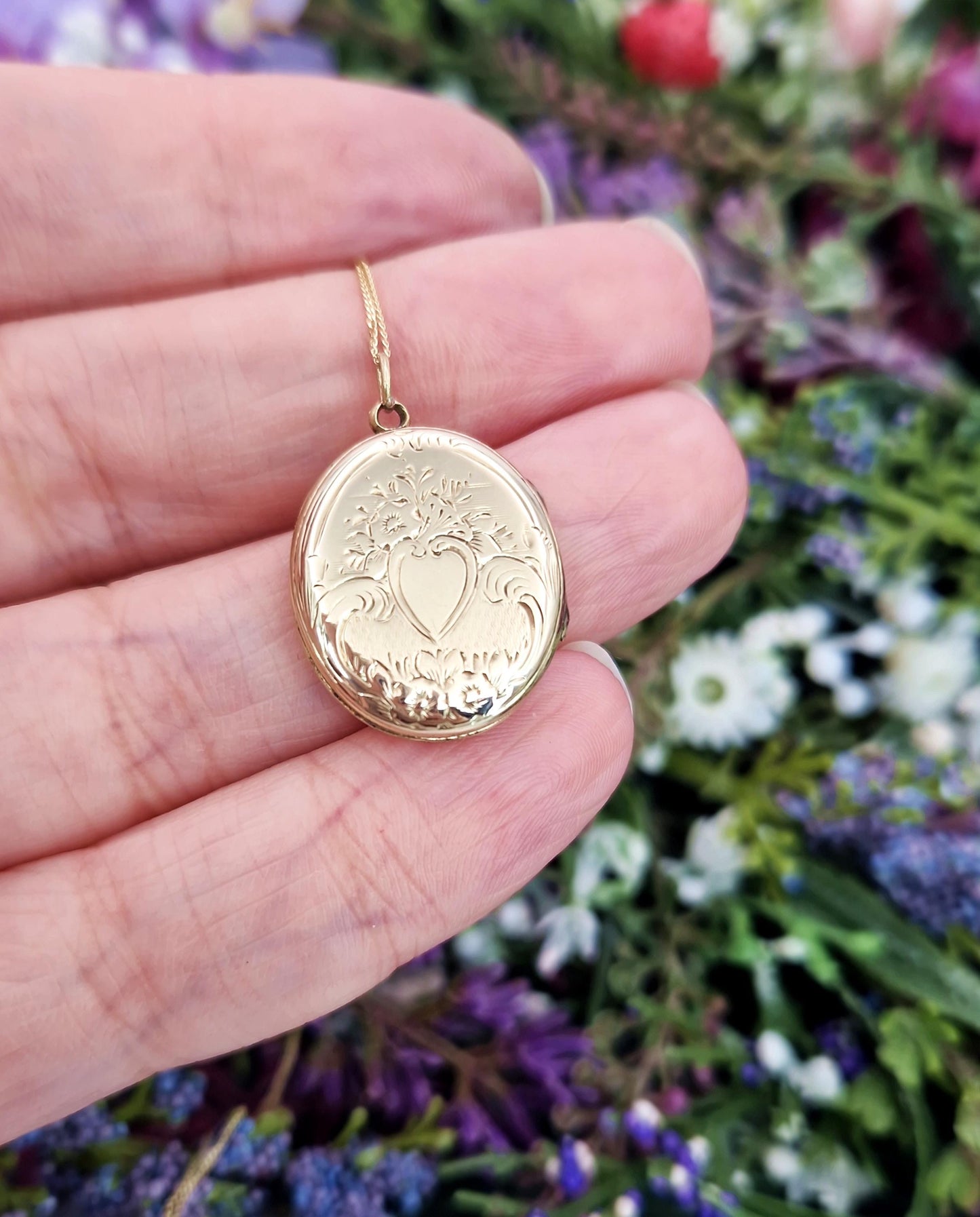 Antique Victorian 9ct Gold Ornate Engraved Ivy Leaf Oval Shaped Locket Pendant