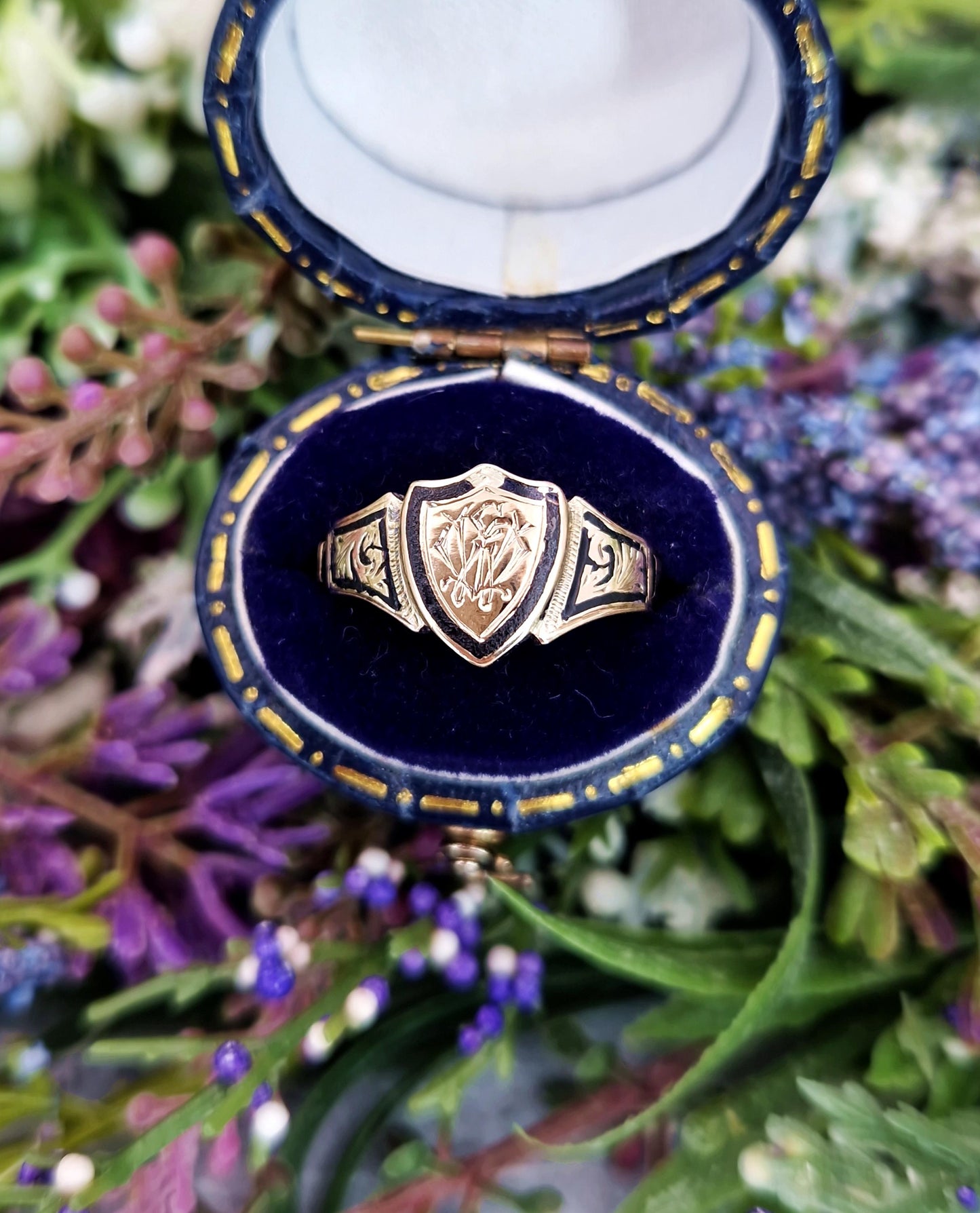Antique 1887 Victorian 9ct Yellow Gold and Black Enamel Engraved Shield Signet Ring / Size L or 6