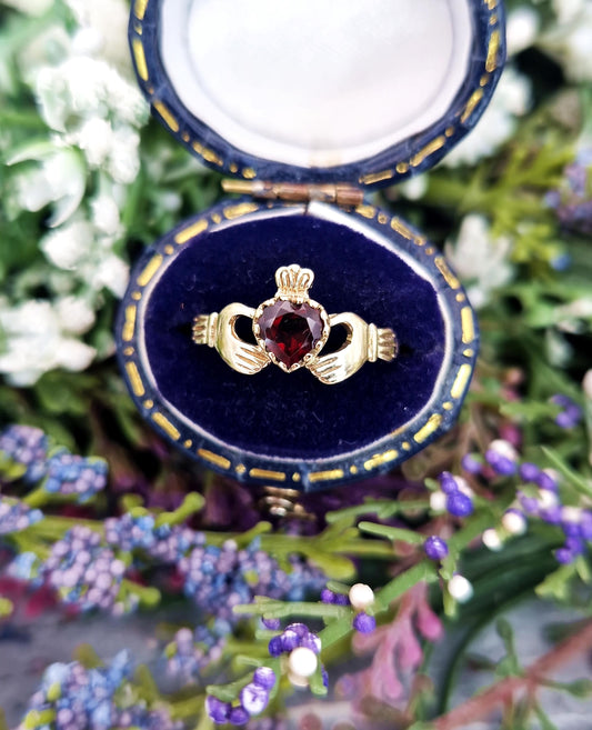 Vintage 9ct Yellow Gold Red Garnet Heart Claddagh Crown Solitaire Ring / Size P 1/2 or 8.25