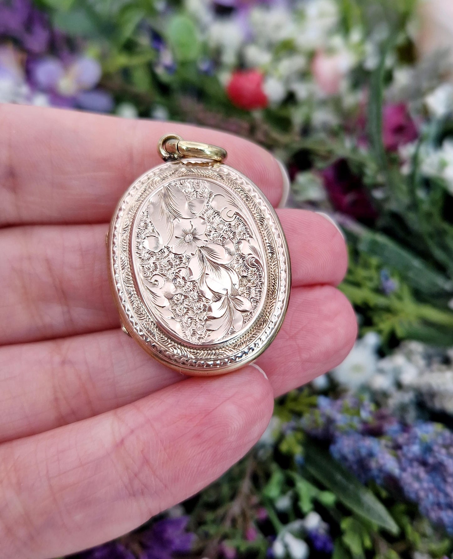 Antique Victorian 9ct Gold Ornate Engraved Oval Botanical Floral Locket Pendant