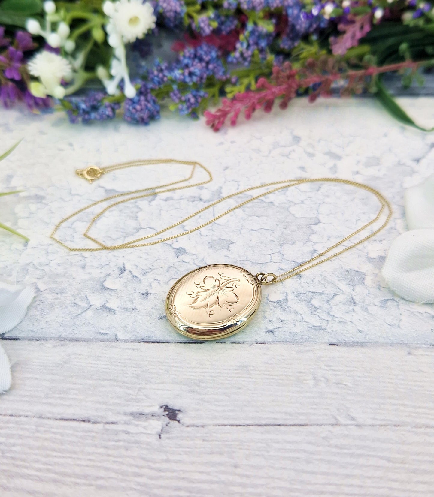 Antique Victorian 9ct Gold Ornate Engraved Ivy Leaf Oval Shaped Locket Pendant