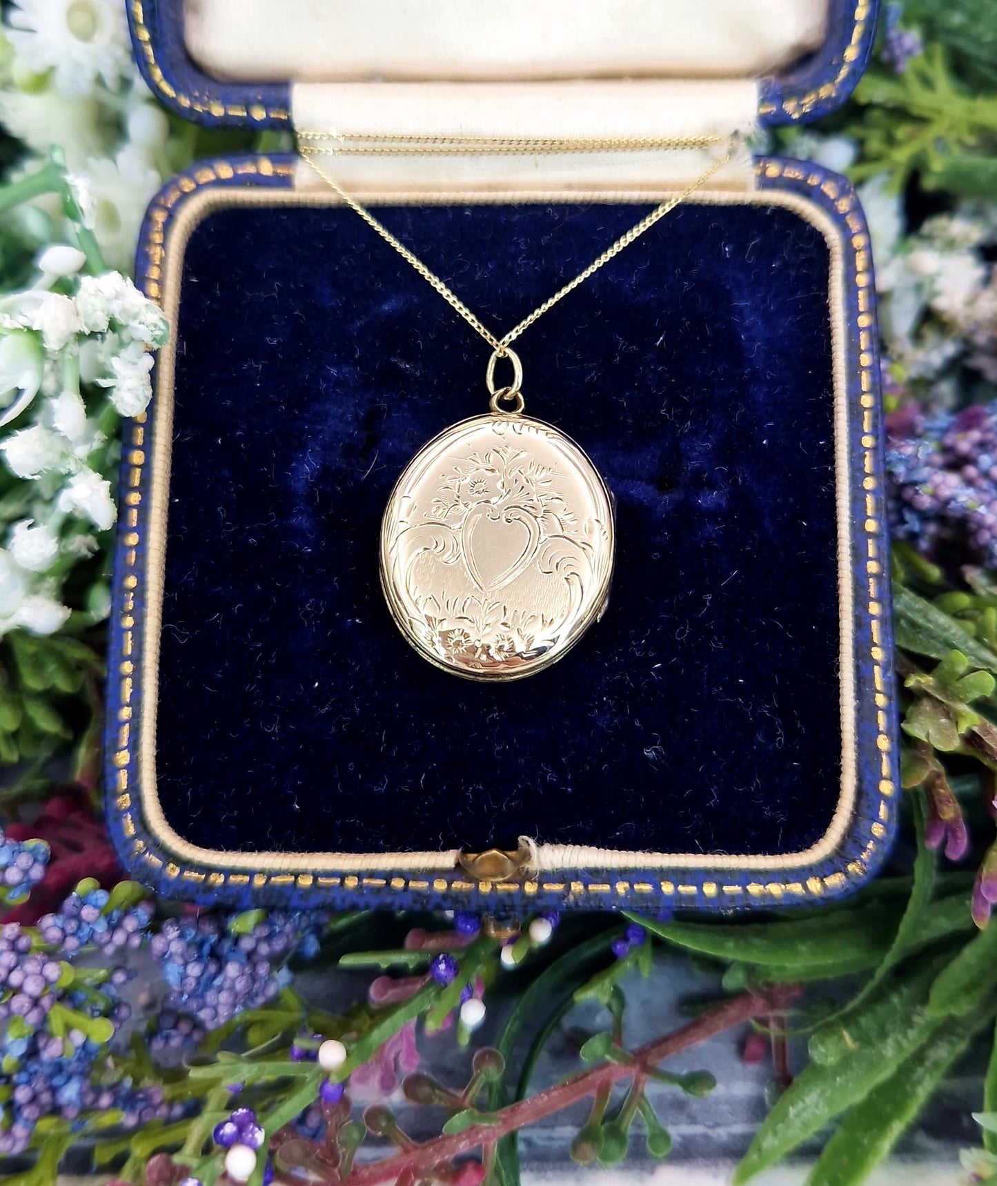 Antique Victorian 9ct Gold Ornate Engraved Ivy Leaf Oval Shaped Locket Pendant