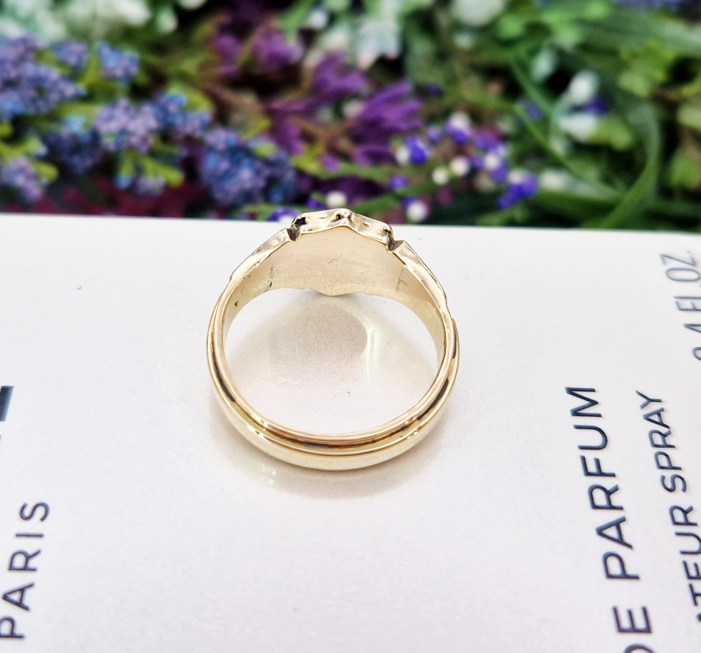 Antique 1887 Victorian 9ct Yellow Gold and Black Enamel Engraved Shield Signet Ring / Size L or 6