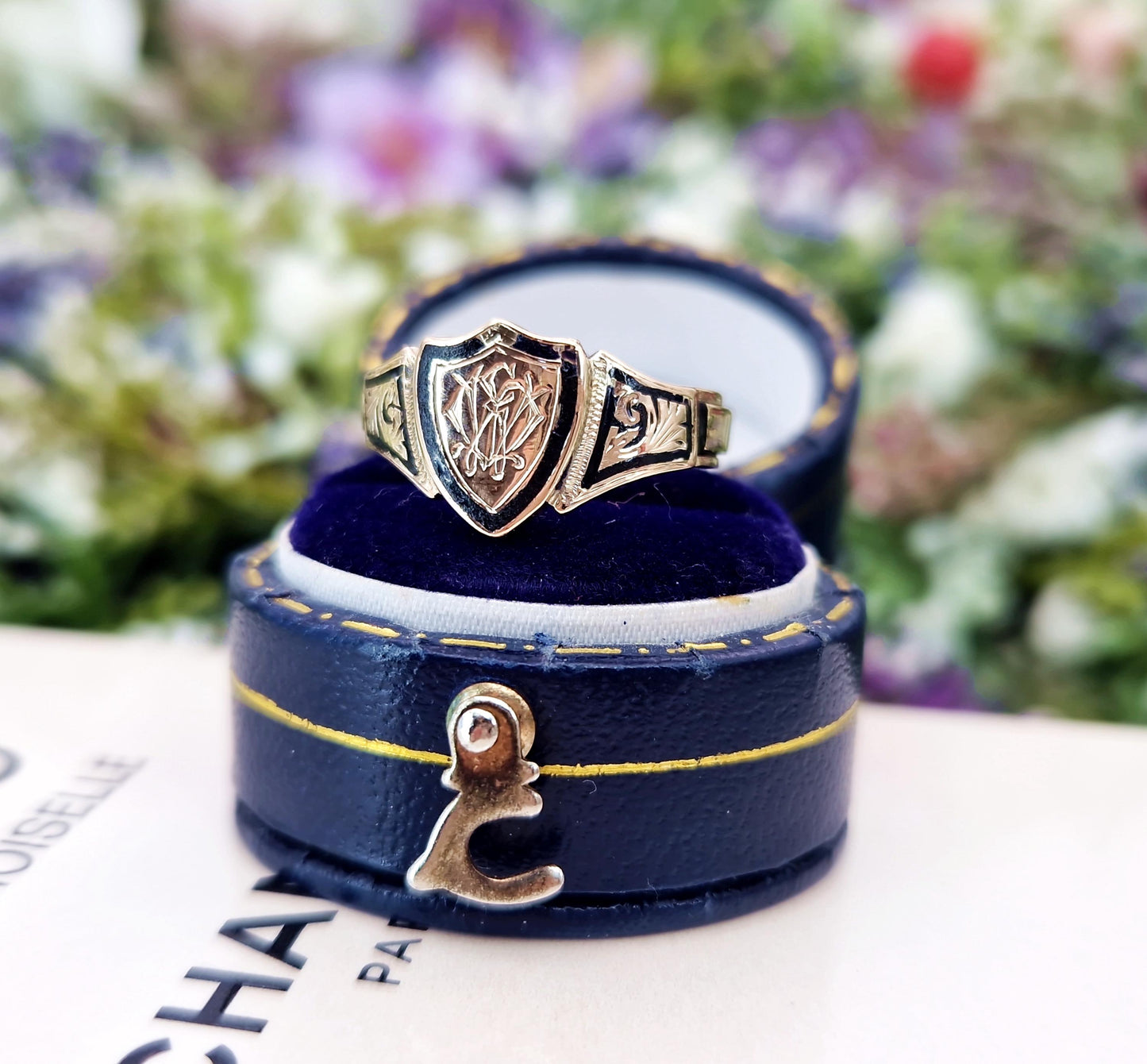 Antique 1887 Victorian 9ct Yellow Gold and Black Enamel Engraved Shield Signet Ring / Size L or 6