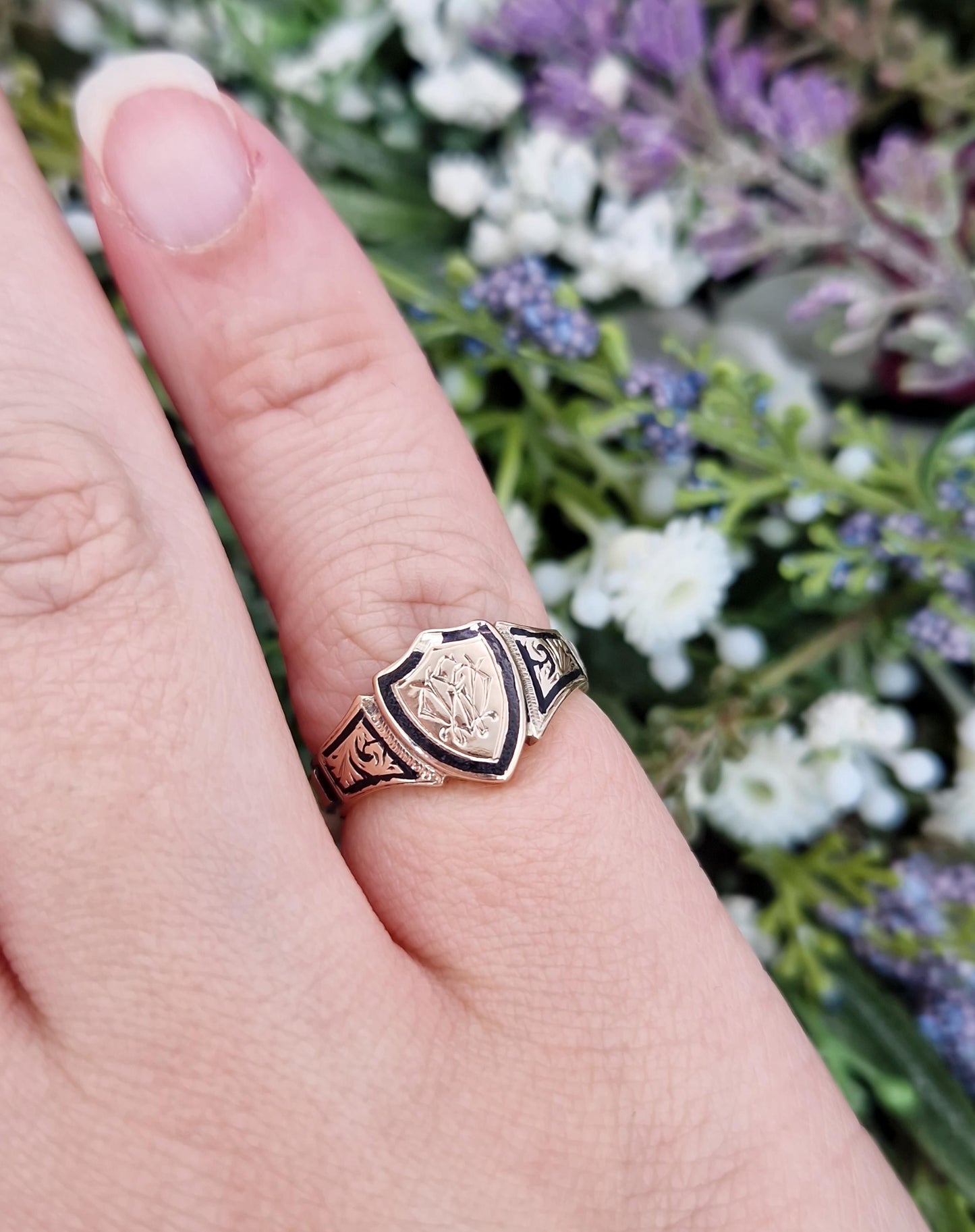 Antique 1887 Victorian 9ct Yellow Gold and Black Enamel Engraved Shield Signet Ring / Size L or 6