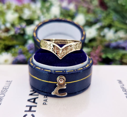 Vintage 1990 9ct Yellow Gold Star Engraved Wishbone V Stacking Wedding Band Ring / Size R 1/2 or 9.25