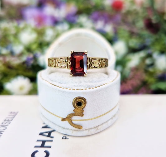 Vintage 9ct Yellow Gold Ornate Rectangular Garnet Gemstone Solitaire Ring / Size S or 9.5