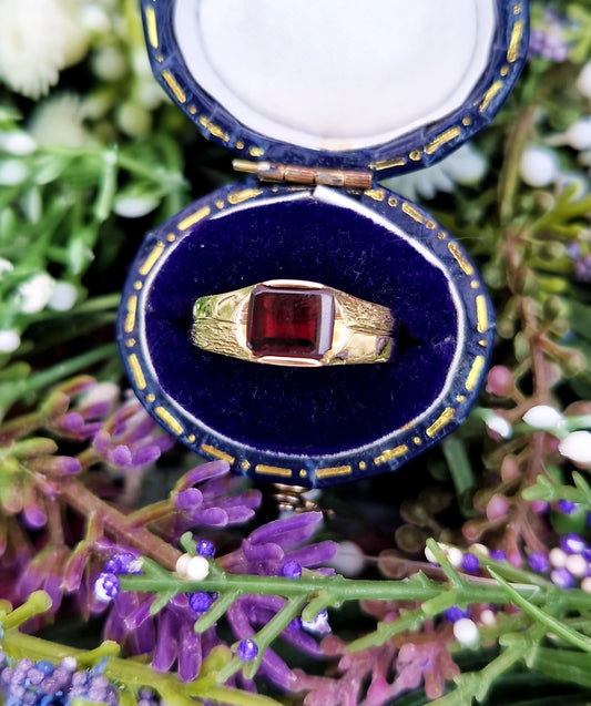 Vintage 9ct Yellow Gold Minimalist Wood Grain Garnet Gemstone Solitaire Ring / Size K or 5.5