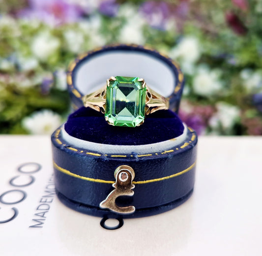Vintage 1965 9ct Yellow Gold Green Uranium Glass Solitaire Ring / Size P 1/2 or 8.25