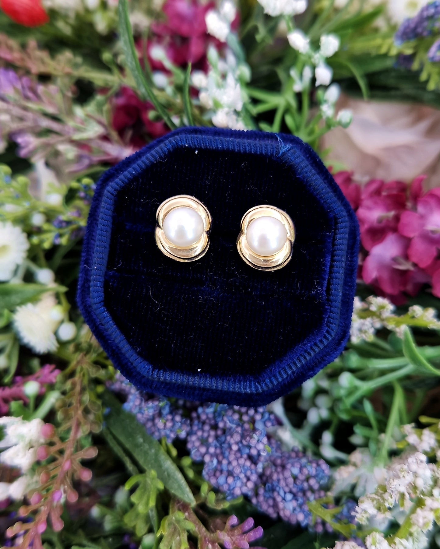 Vintage 9ct Yellow Gold Classic Real White Pearl Stud Earrings 3.6 grams