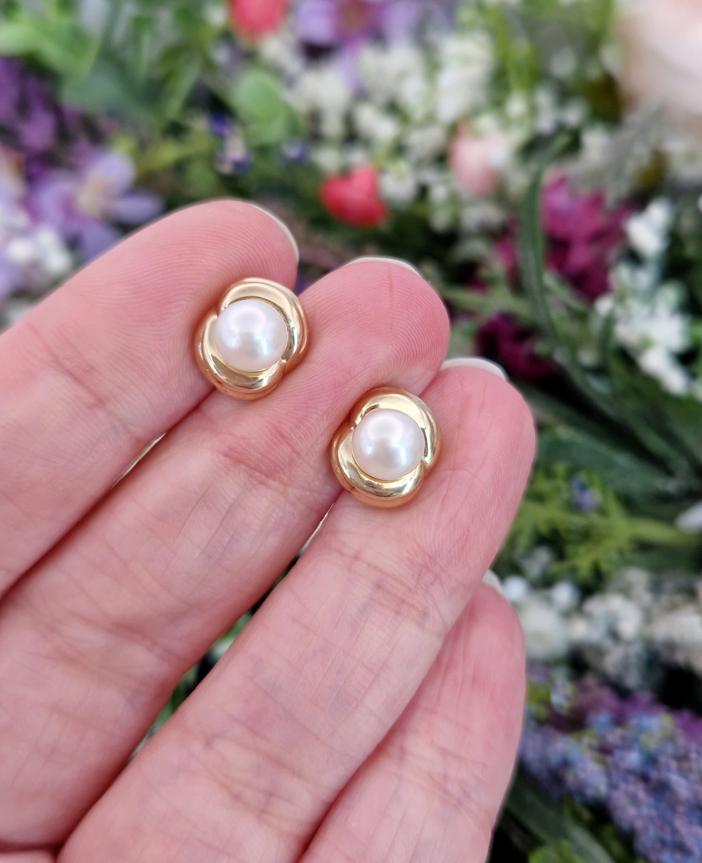 Vintage 9ct Yellow Gold Classic Real White Pearl Stud Earrings 3.6 grams
