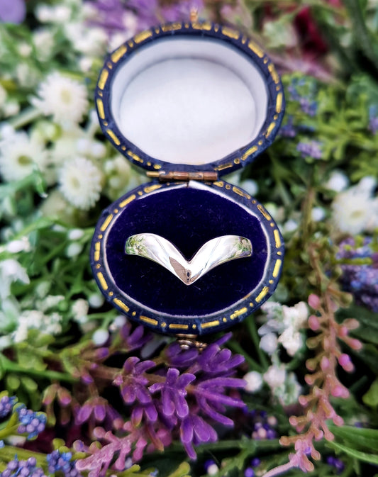 Vintage Sterling Silver Plain Polished Chevron Wishbone Band Ring / Size Q or 8.5