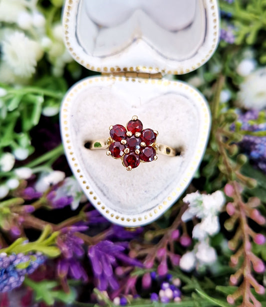 Vintage 1968 9ct Yellow Gold Classic Scarlet Garnet Cluster Ring / Size L 1/2 or 6.25