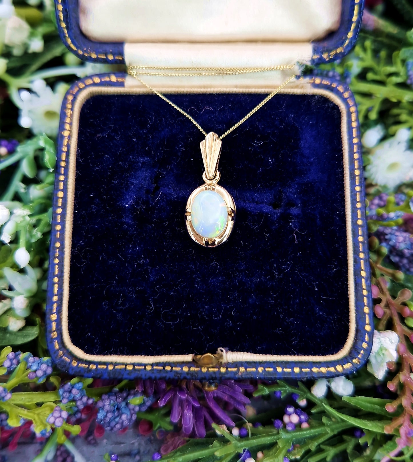 Vintage 1978 9ct Yellow Gold Dainty & Fine Natural Opal Solitaire Pendant Necklace