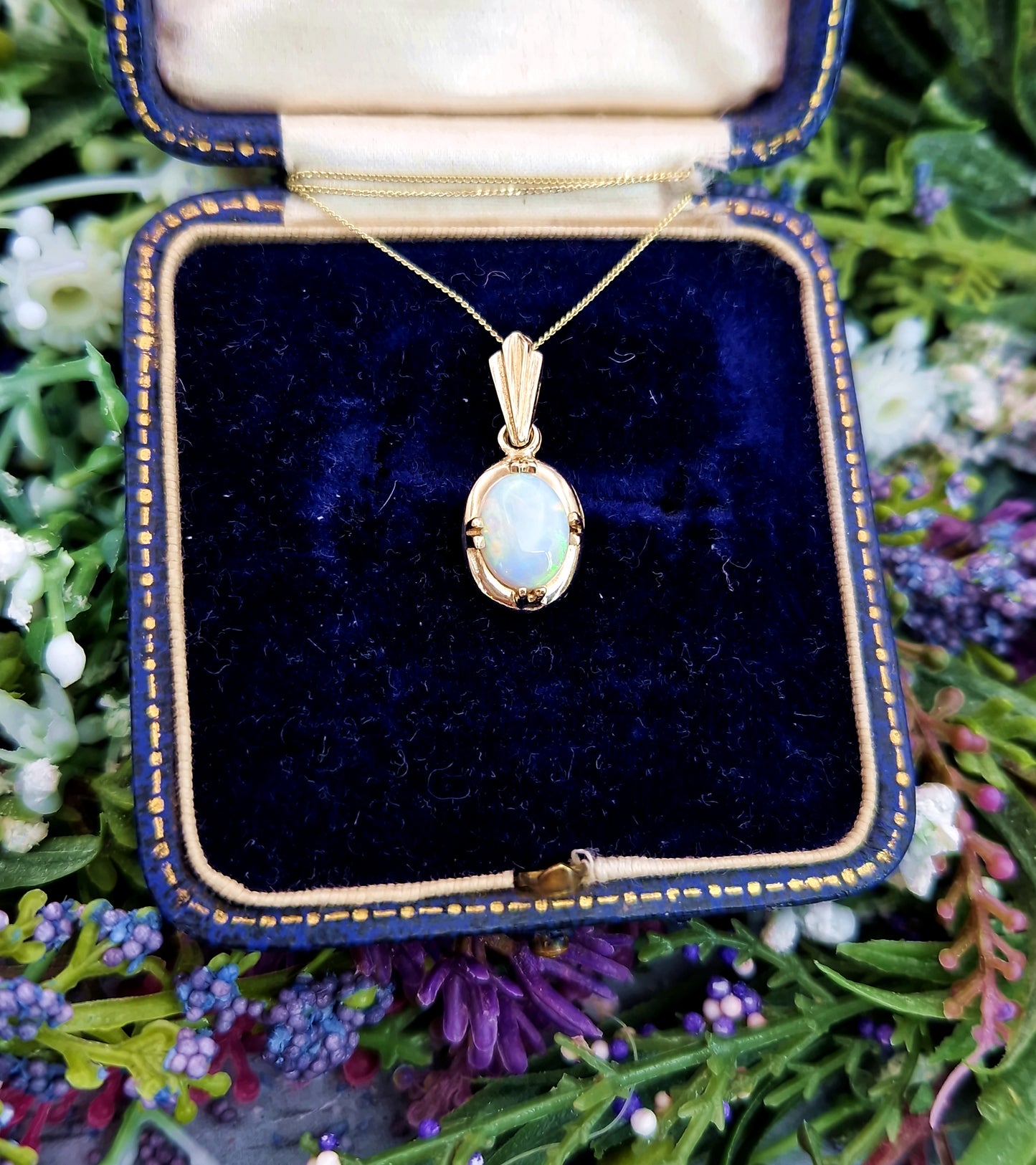 Vintage 1978 9ct Yellow Gold Dainty & Fine Natural Opal Solitaire Pendant Necklace
