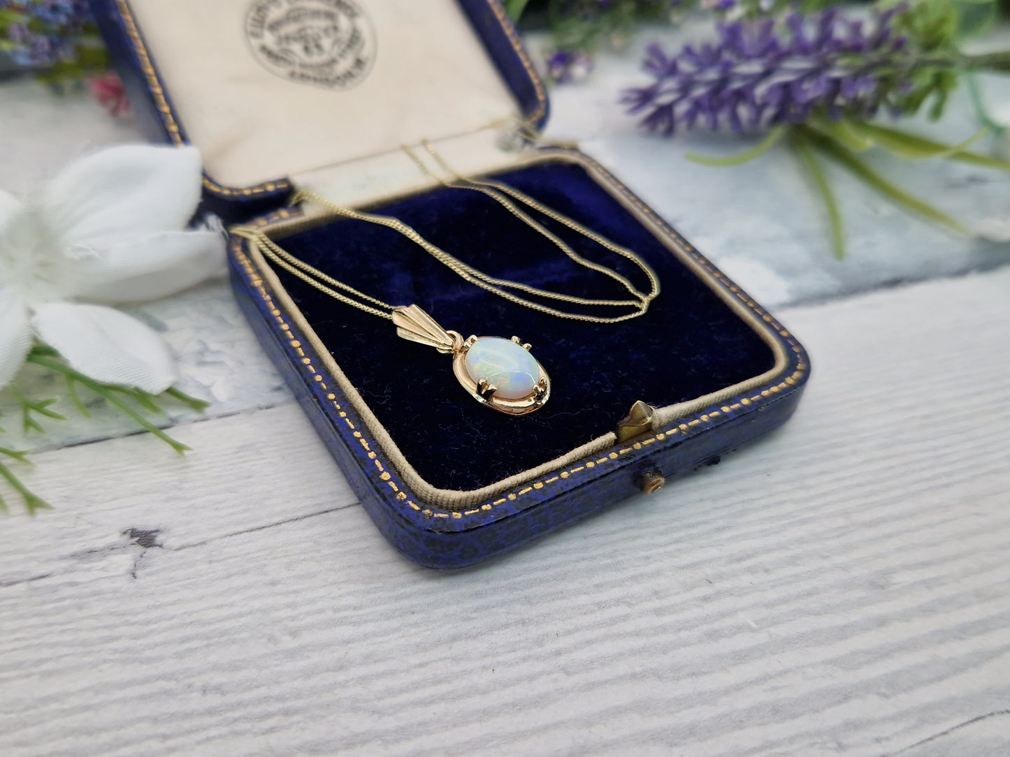 Vintage 1978 9ct Yellow Gold Dainty & Fine Natural Opal Solitaire Pendant Necklace