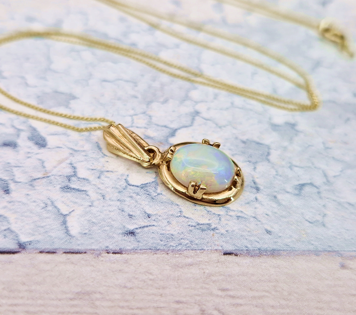 Vintage 1978 9ct Yellow Gold Dainty & Fine Natural Opal Solitaire Pendant Necklace